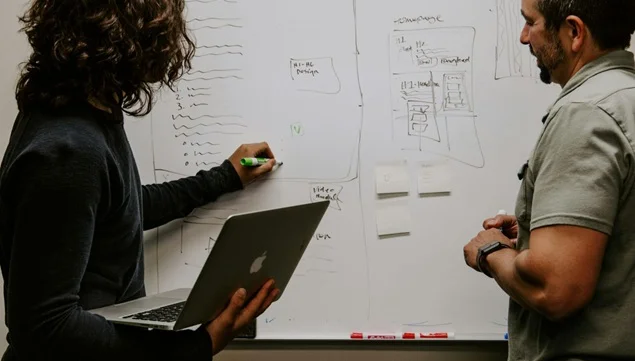 person doing mind mapping in meeting