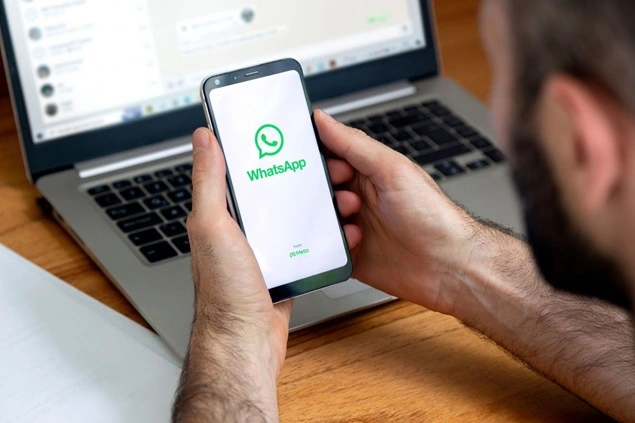 Using WhatsApp on smartphone